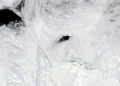 Keanehan di Lapisan Es Antartika Terekam Satelit NASA 2 Keanehan di Lapisan Es Antartika Terekam Satelit NASA